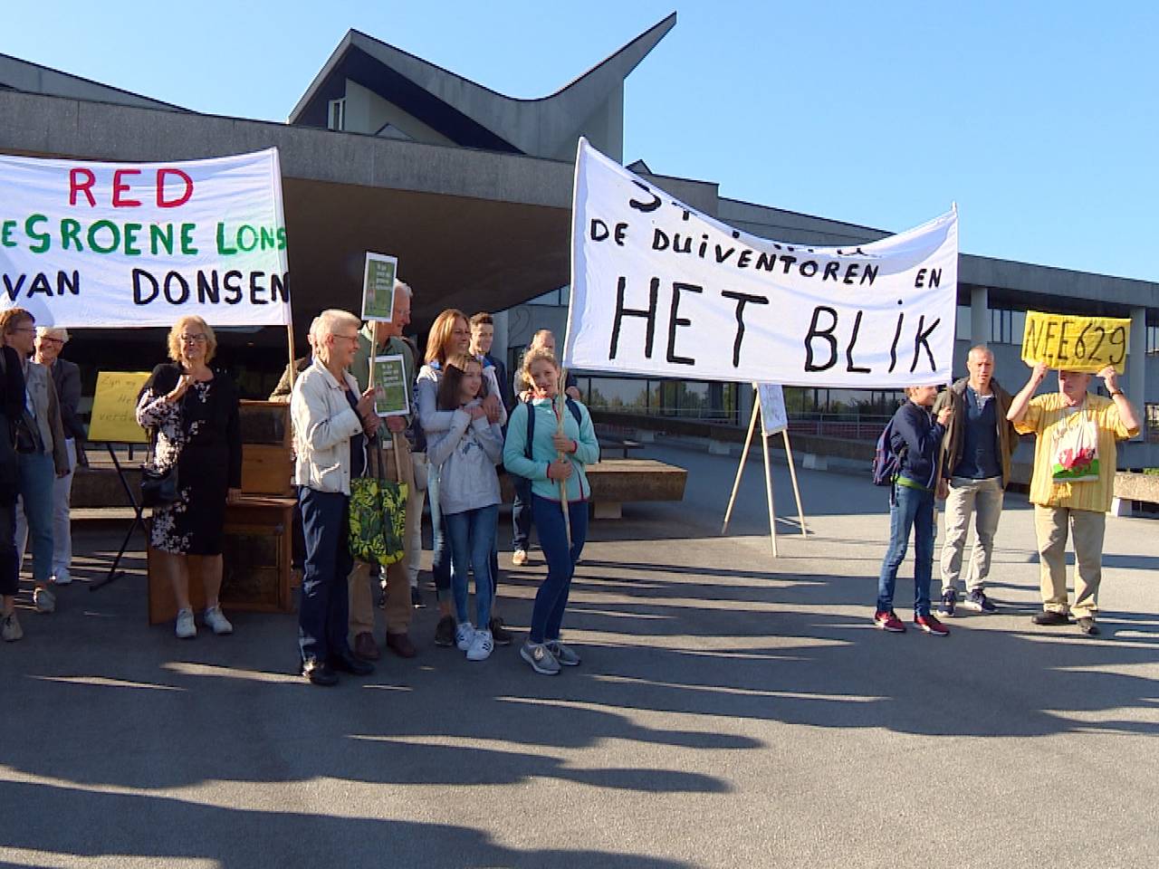Protest bij provinciehuis tegen nieuwe weg Dongen