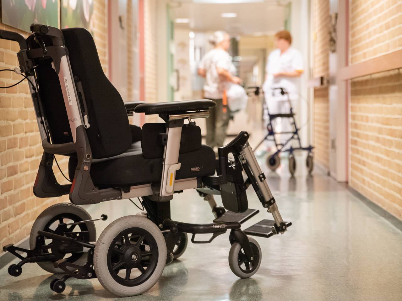 Rolstoel en rollator in de gang (foto: Kevin Cordewener)