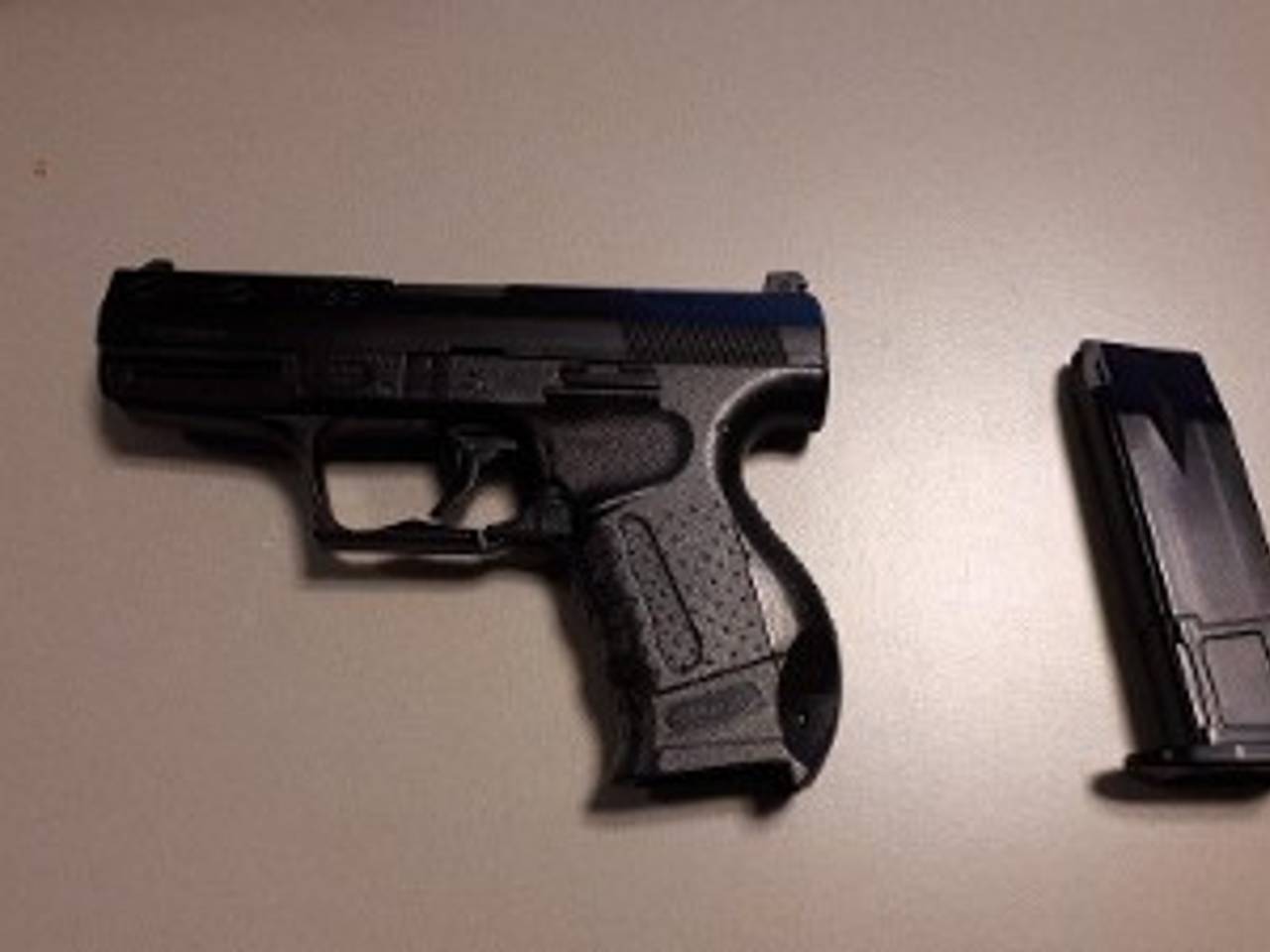 De politie ontdekt tijdens carnaval vaker nepwapens (archieffoto Omroep Brabant).