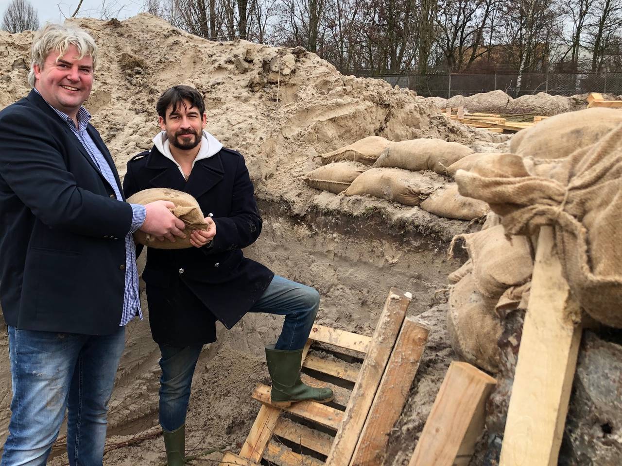 Initiatiefnemers Pieter Pronk (l) en Klaas van Eijkeren in de loopgraven in Den Bosch.