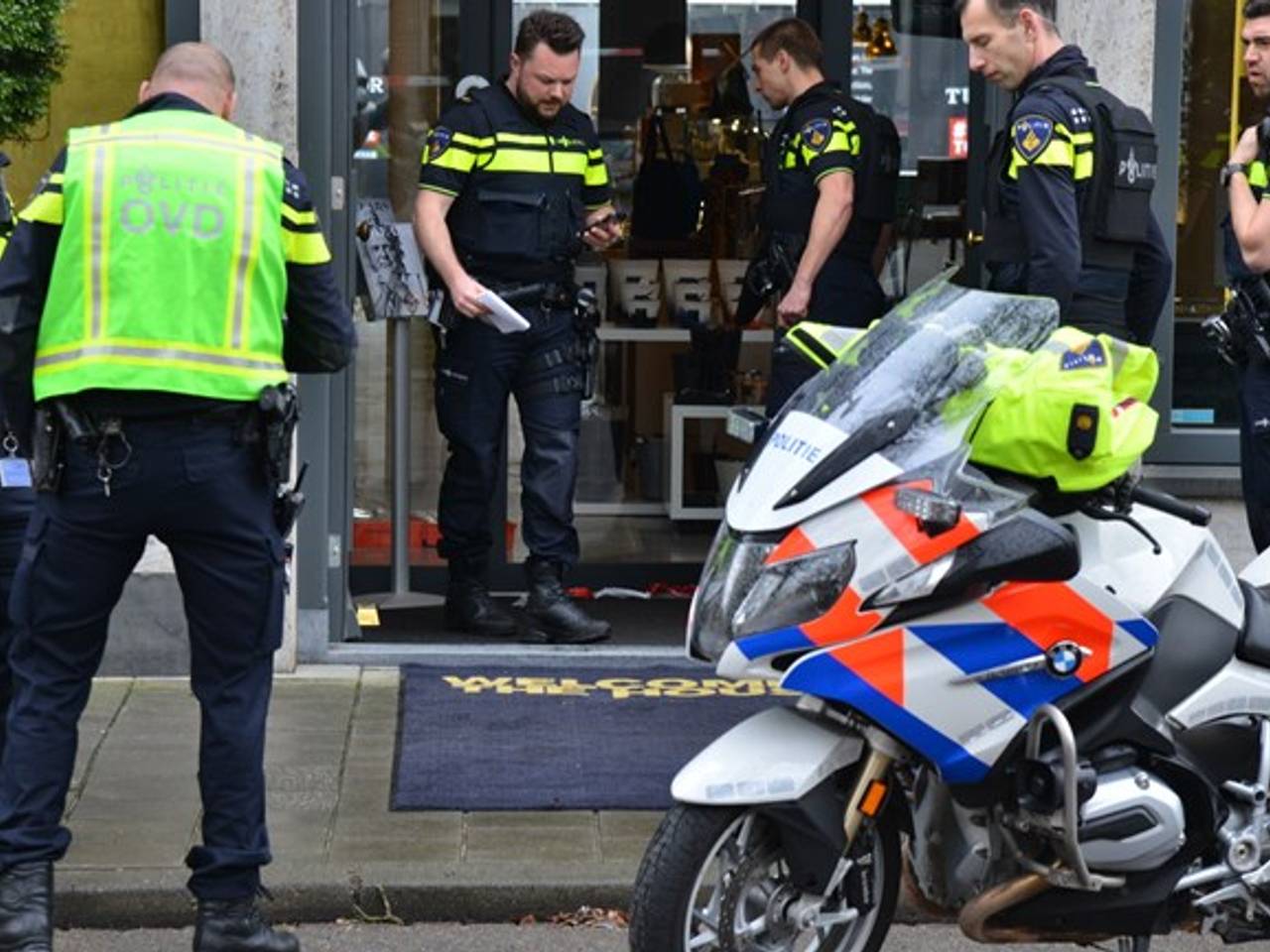 De politie begon meteen een groot onderzoek na de overval. (Foto: Perry Roovers/SQ Vision)