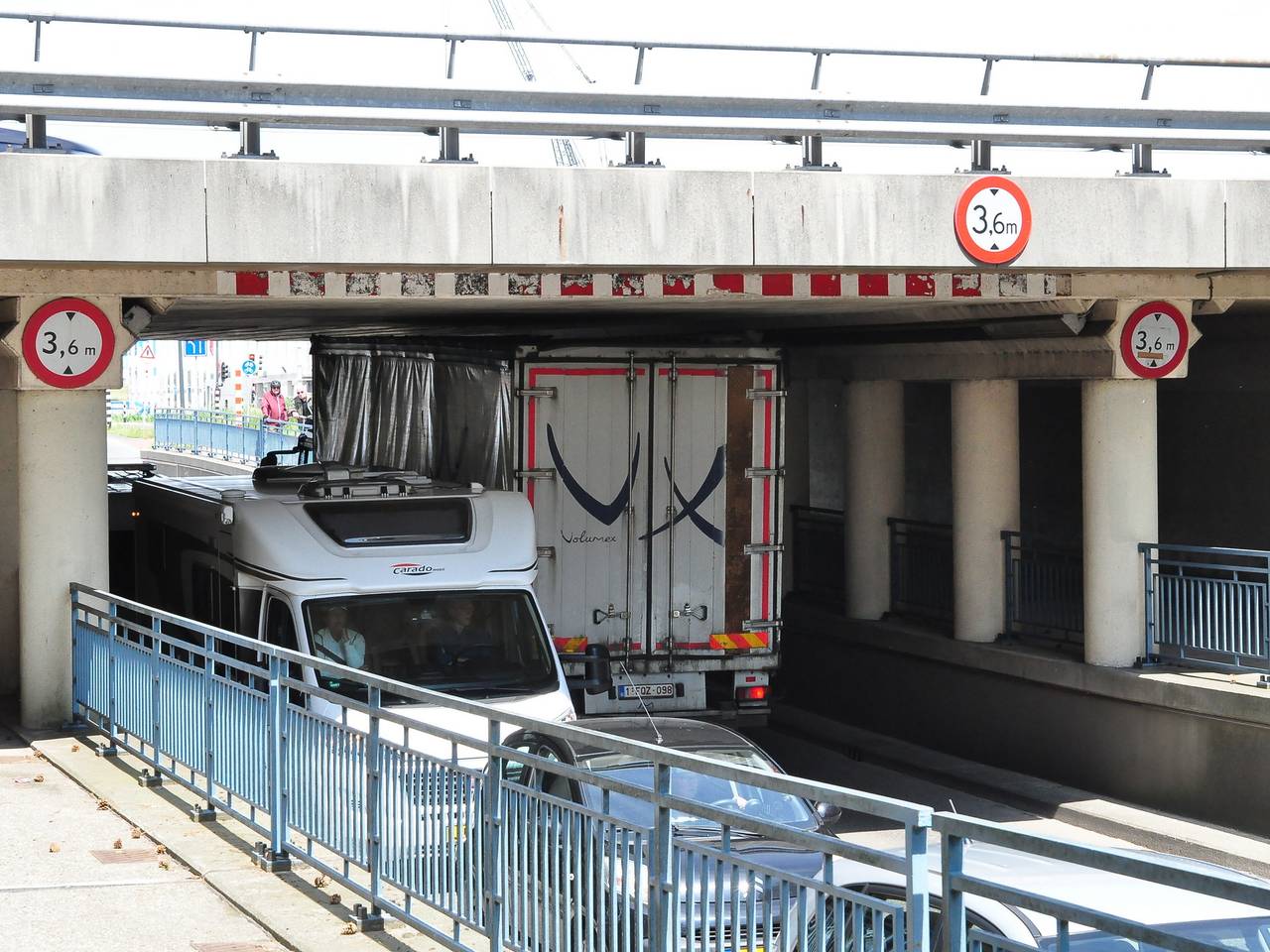 Weer een vrachtwagen vast onder het viaduct. (Foto: FPMB Foto Persbureau Midden Brabant)