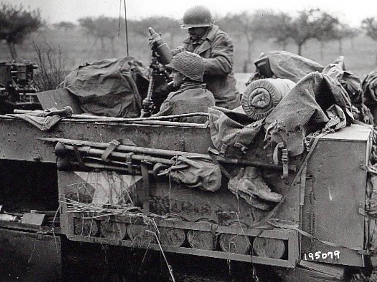 Amerikanen vuren mortiergranaten af bij Overloon op of rond 7 oktober 1944 (foto: archief).