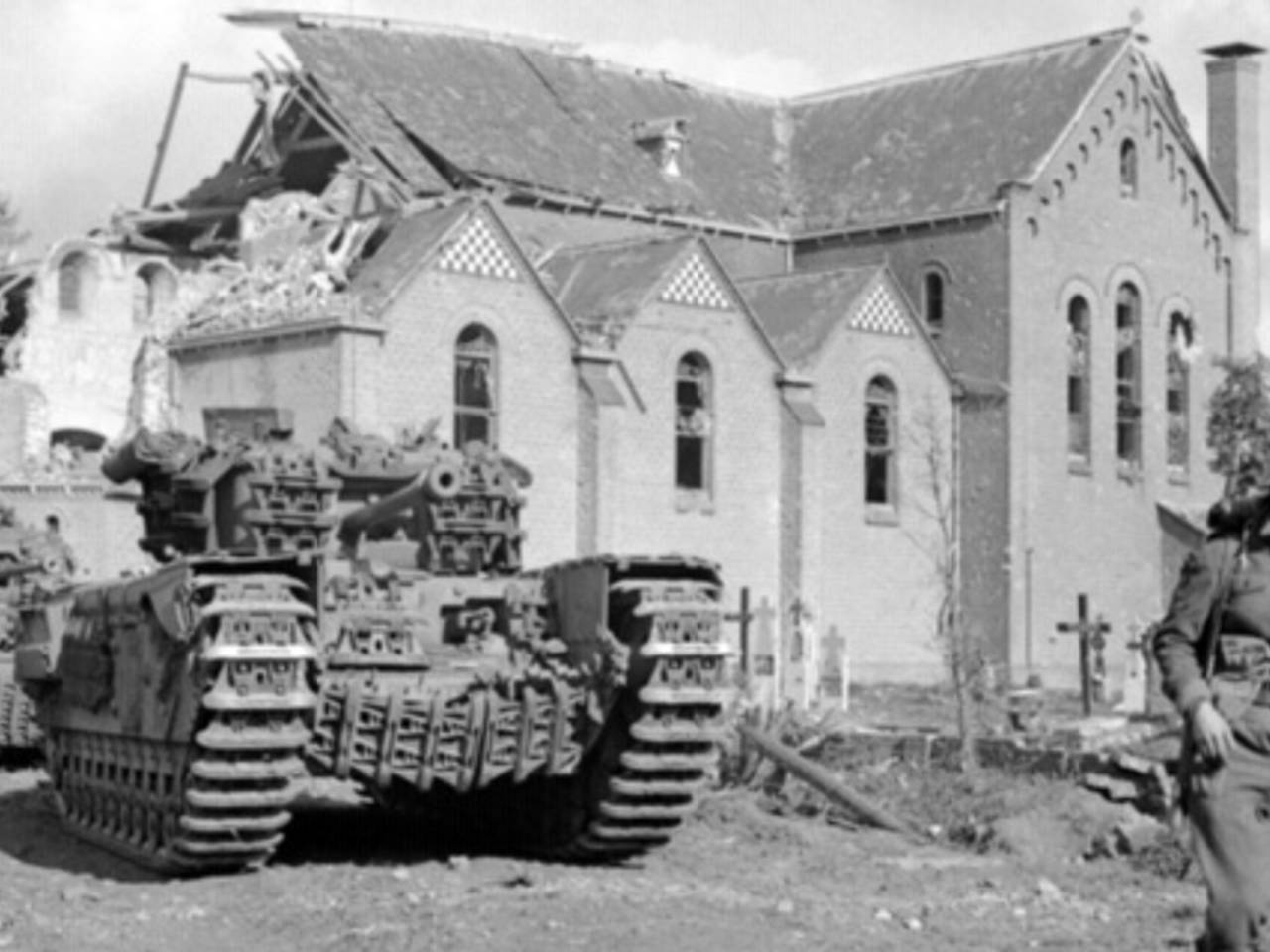 Britse troepen bij de restanten van de Theobalduskerk van Overloon (foto: archief)