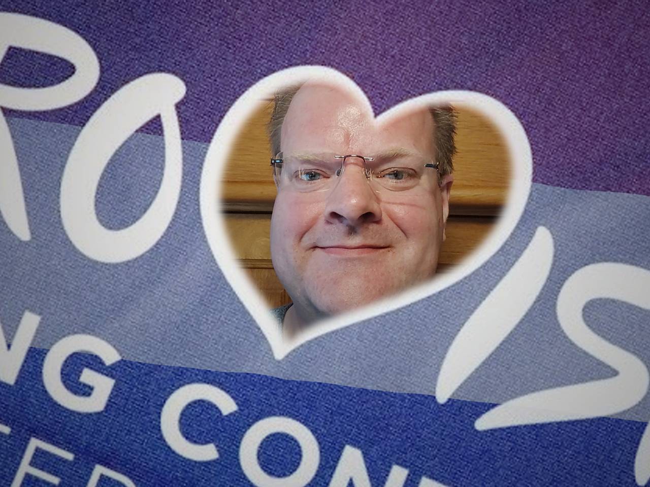 John is vrijwilliger bij het Songfestival. 