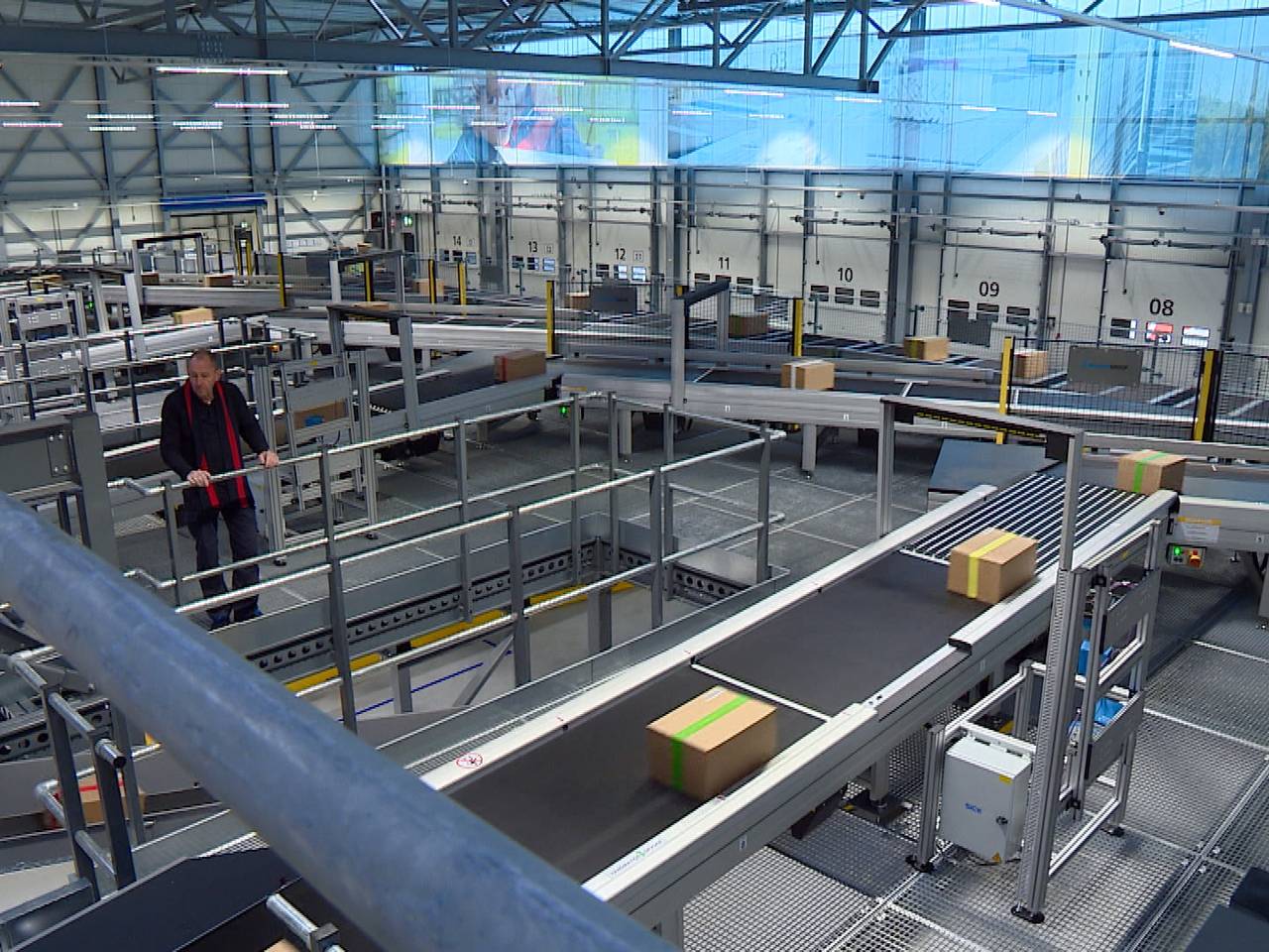 Per uur rollen hier 9500 pakjes van de band (foto: Tonnie Vossen).