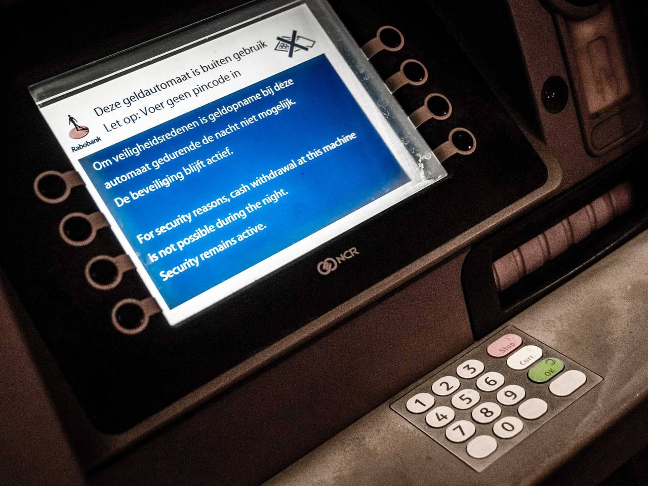 Geldautomaat ook met carnaval 's nachts dicht (Foto: Rob Engelaar).