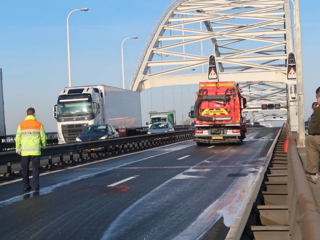 De Merwedebrug was enige tijd dicht door het ongeval.