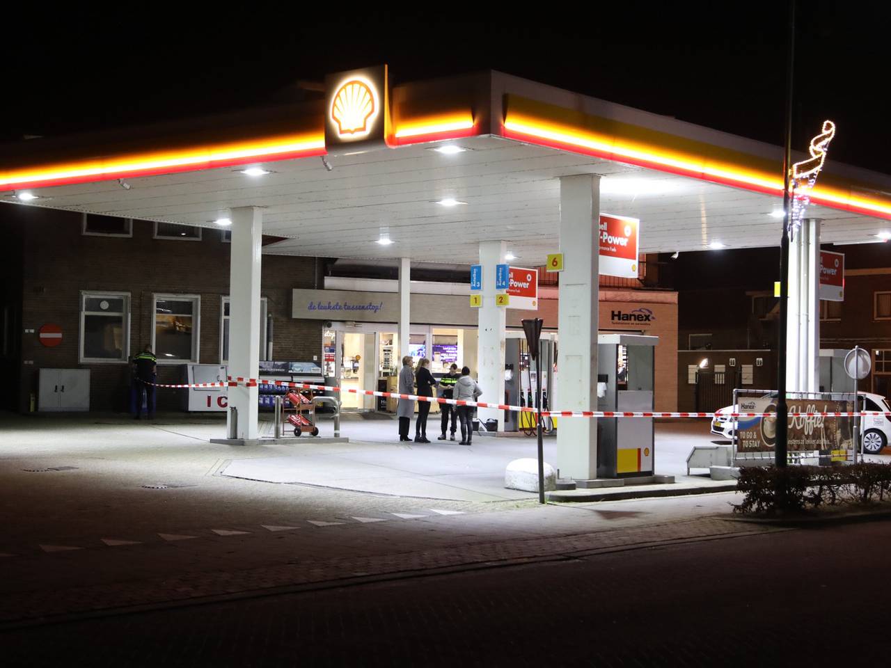 Het tankstation is afgezet voor onderzoek. (Foto: Gabor Heeres  / SQ Vision Mediaprodukties)