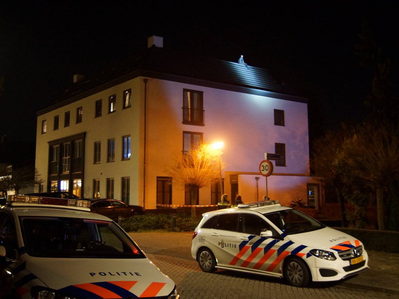 De man op het dak in Vlijmen. (Foto: Erik Haverhals / Foto Persbureau Midden Brabant)