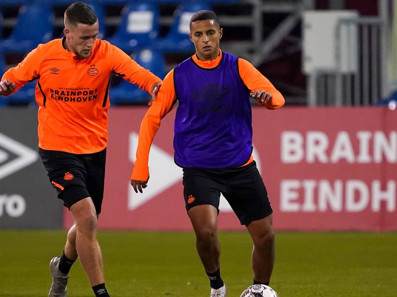 Justin de Haas in duel met Mohamed Ihattaren (foto: OrangePictures).