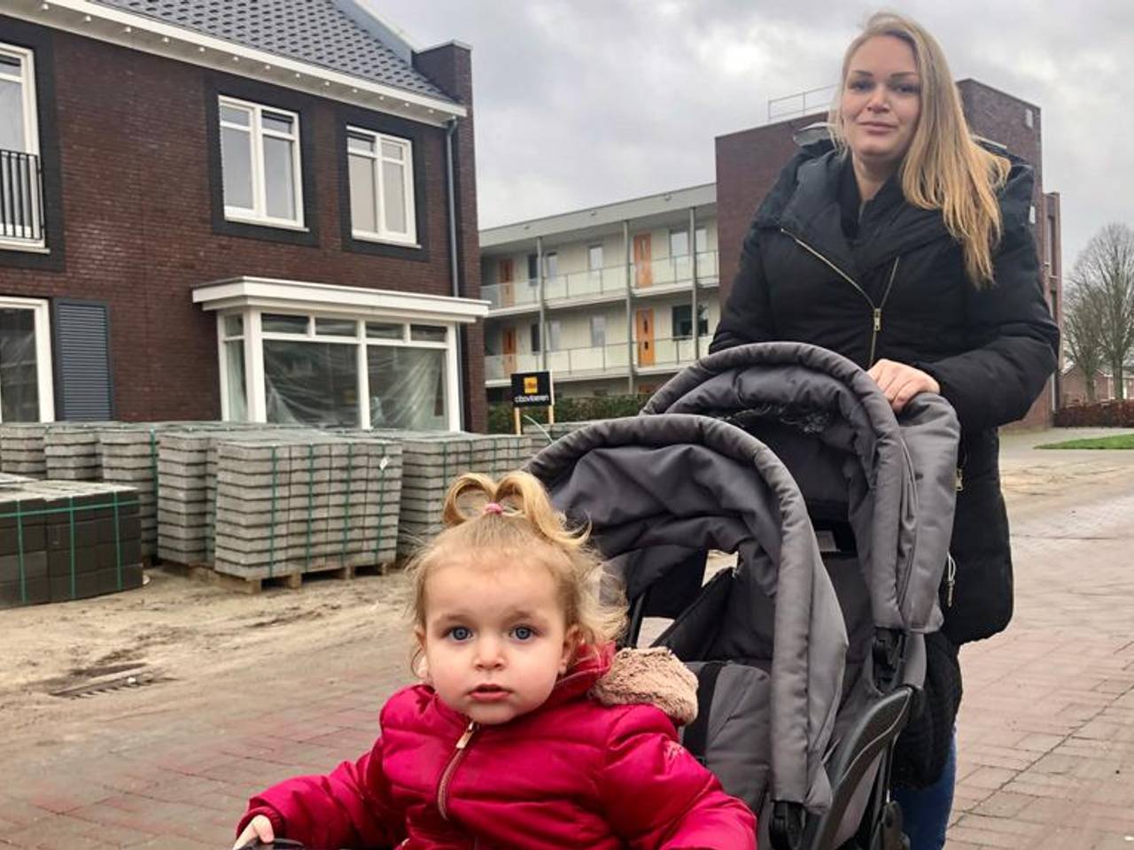 Anouck is met haar kinderen wel een uur onderweg naar de dichtstbijzijnde bushalte. (Foto: Erik Peeters)