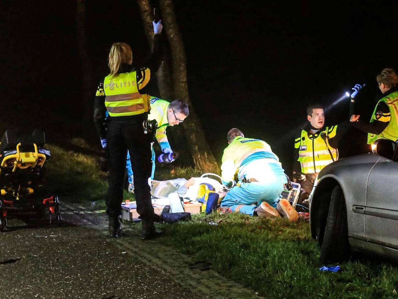 De hulpdiensten ontfermden zich over de aangereden fietsster. (Foto: Harrie Grijseels)