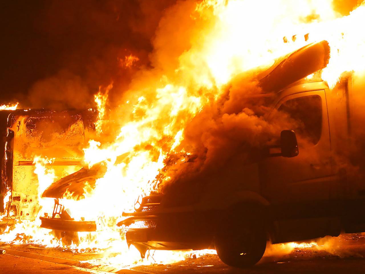De bestelbussen waren naast elkaar geparkeerd. (Foto: Gabor Heeres/SQ Vision)