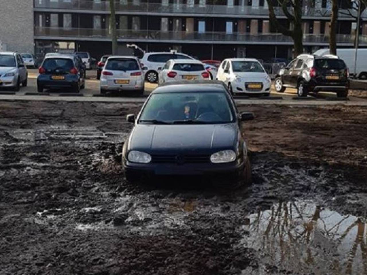 Auto vastgereden in de modder.