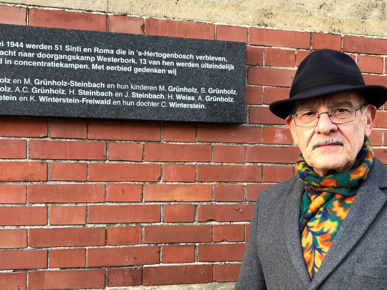 Pawo Winterstein bij de door hem onthulde plaquette. (Foto: Imke van de Laar)