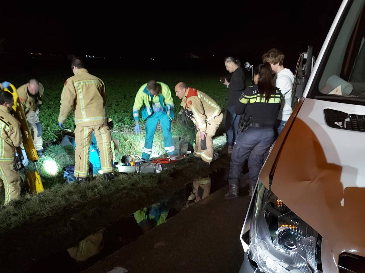 Meisje (16) ernstig gewond na aanrijding in Budel, geschept op donkere weg