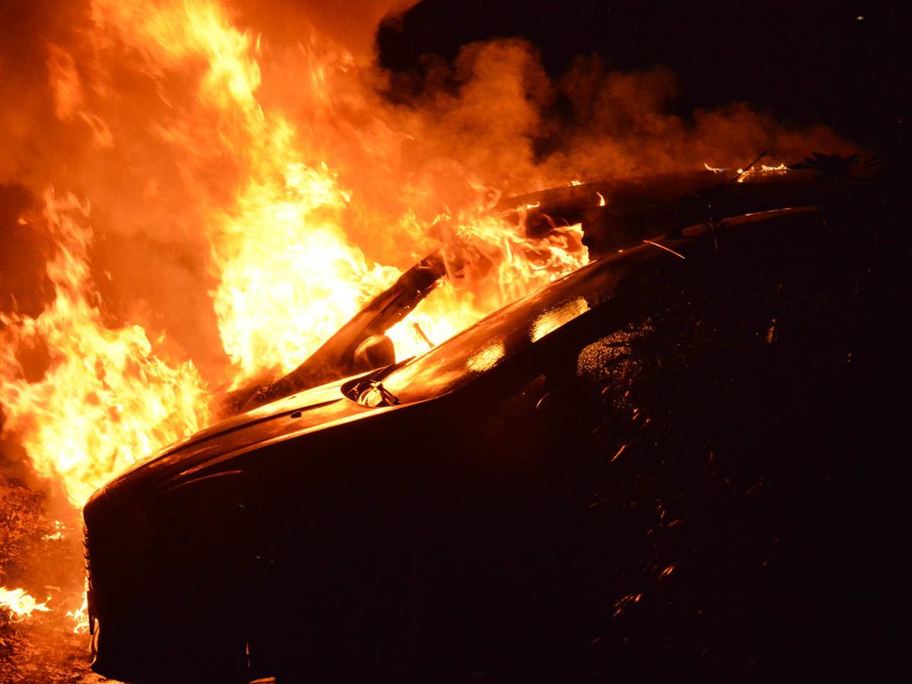 Autobrand aan de Galderseweg in Breda (foto: Perry Roovers/SQ Vision)