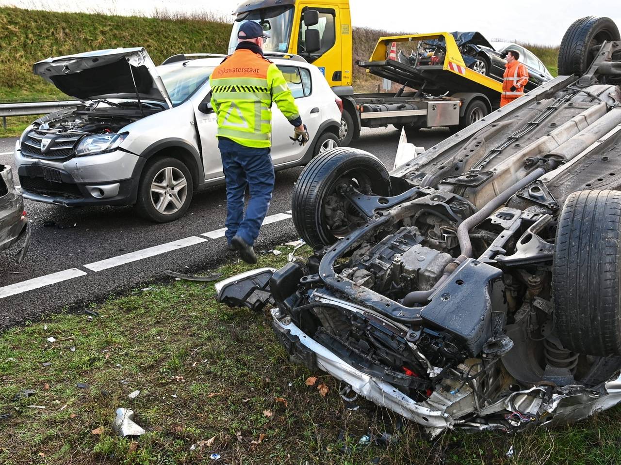 Vier auto's raakten in een kop-staartbotsing (foto: Tom van der Put/SQ Vision)