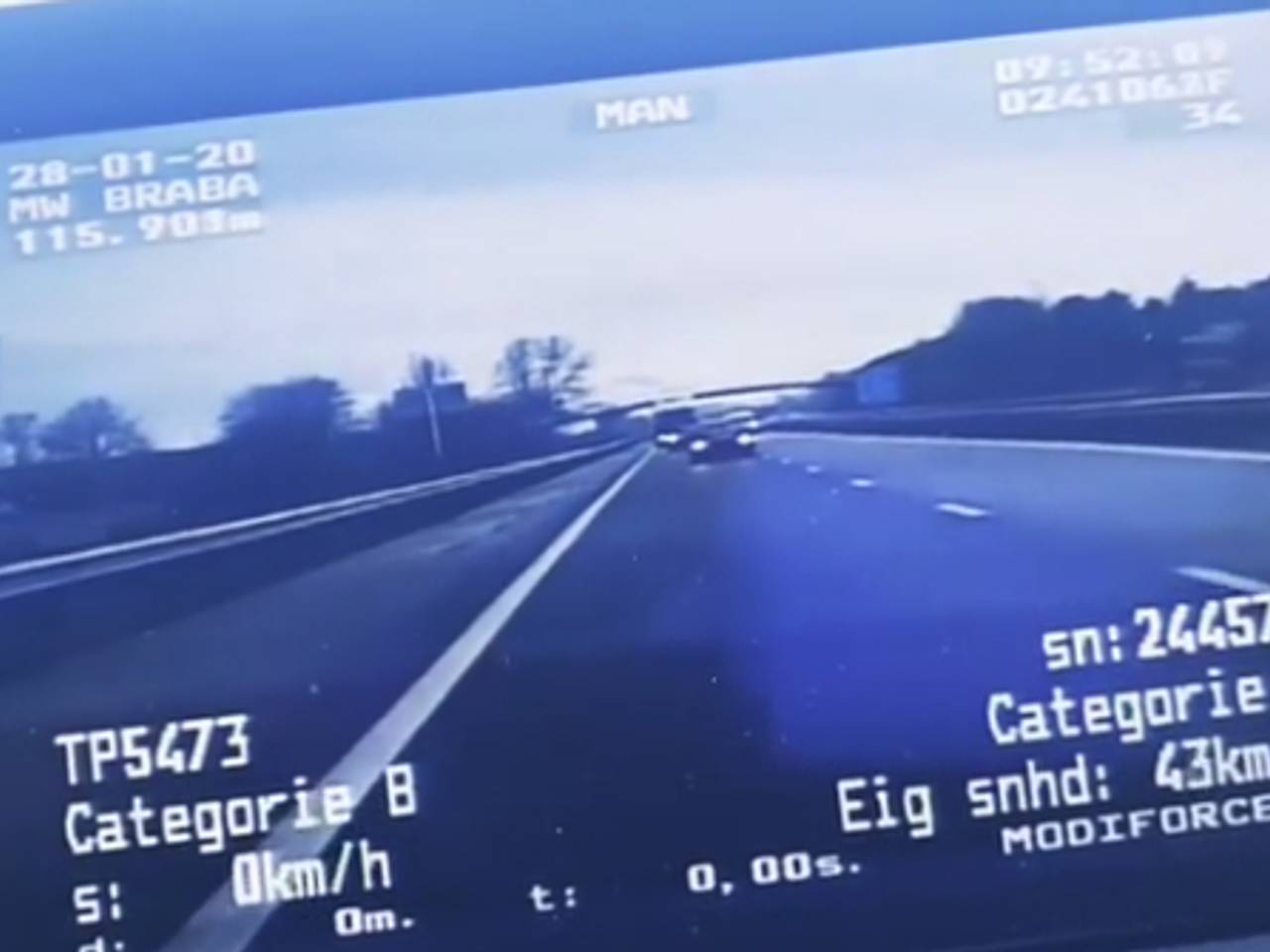 Chauffeur en passagier wisselen van plek tijdens het rijden (foto: Instagram Politie Team Verkeer Zeeland West-Brabant)