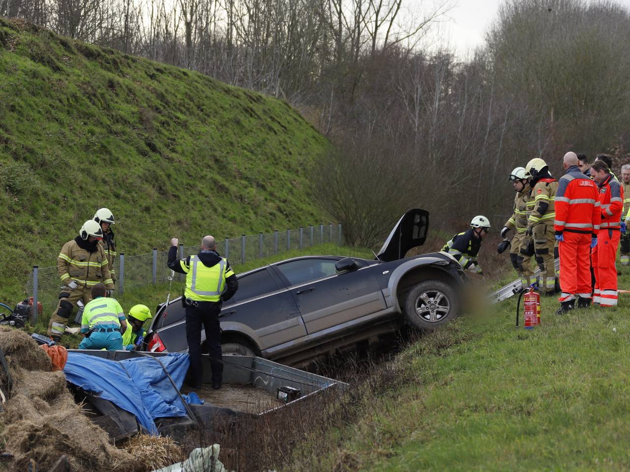 Auto belandt in de sloot bij de A77 (foto: SK-Media).