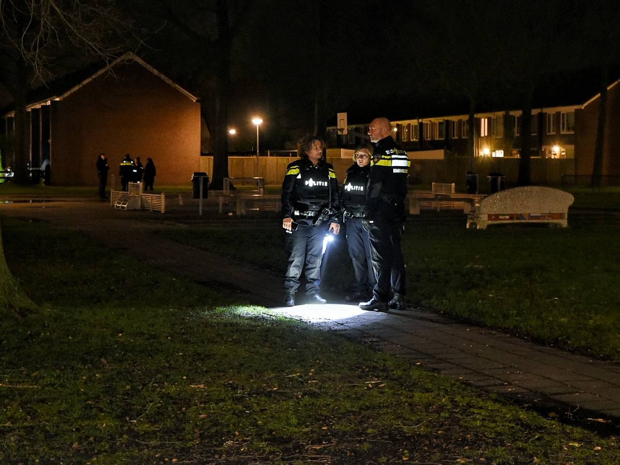 De politie doet na de schietpartij onderzoek rond de Bartokstraat in Tilburg. (Foto: Toby de Kort)