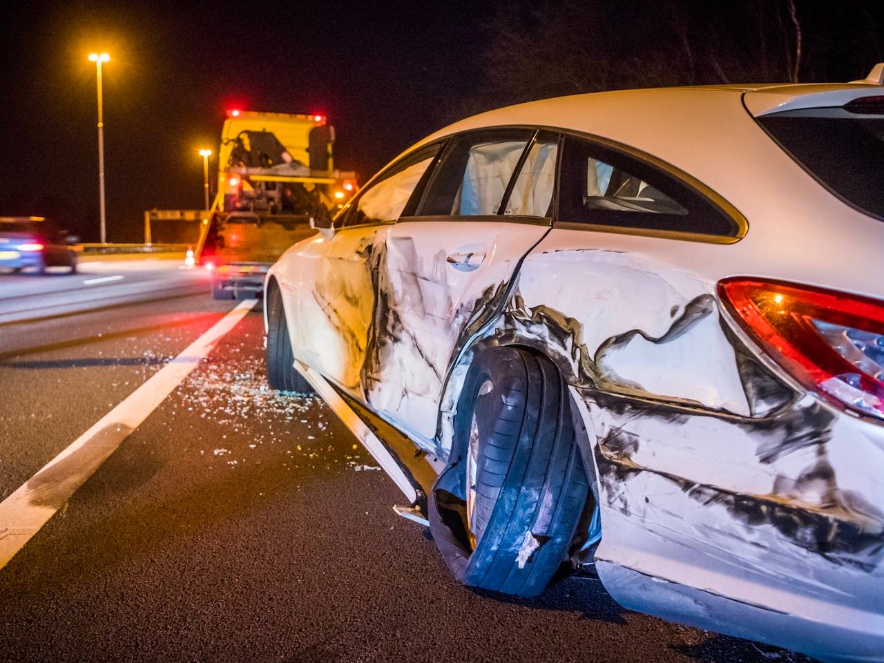 De auto op de vluchtstrook raakte zwaar beschadigd. (Foto: Sem van Rijssel/SQ Vision)