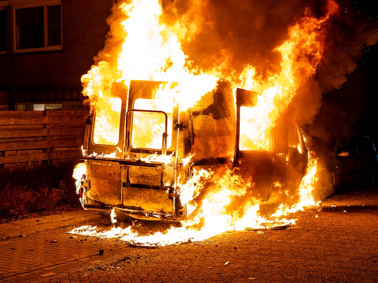 De brandende camper (foto: Marcel van Dorst/SQ Vision Mediaprodukties).