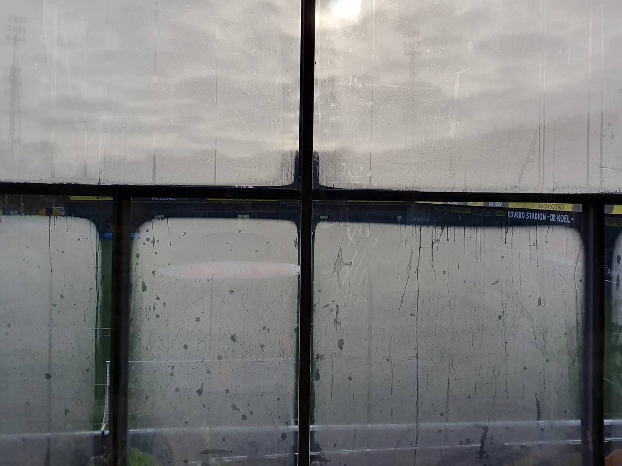 Het uitzicht van de PSV-fans in het stadion van VVV zondagmiddag. (Foto: Twitter Wichard van Laarhoven)