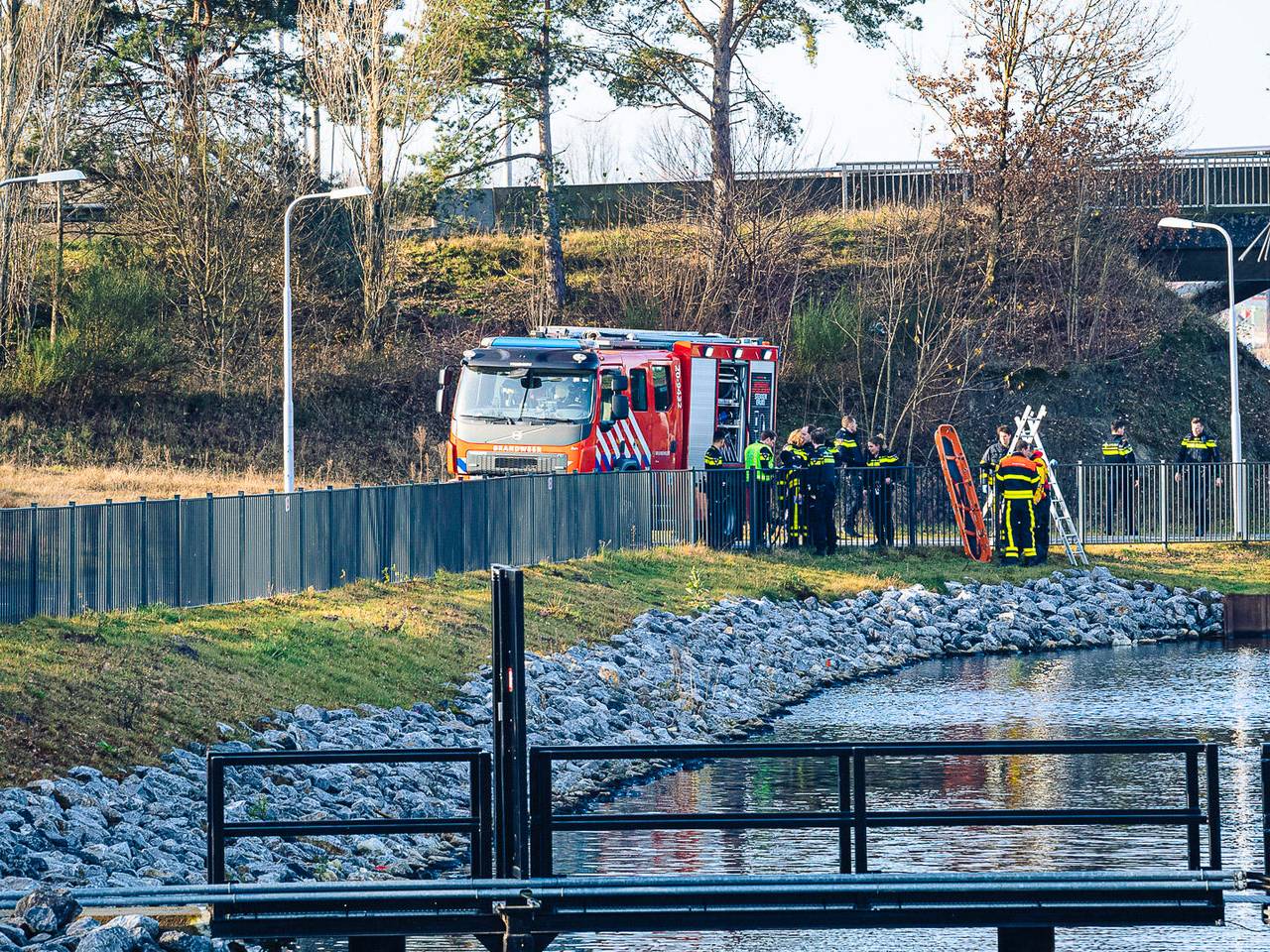 Hulpdiensten bij het water in Tilburg waar het lichaam werd gevonden. (Foto: Jack Brekelmans)