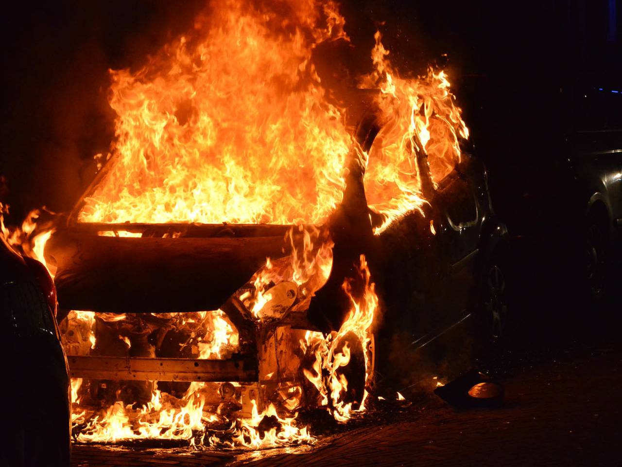 De auto aan de Gielis Beijsstraat in Breda ging in vlammen op. (Foto: Perry Roovers)