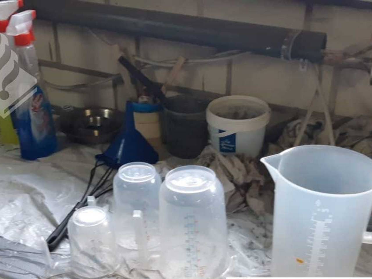 Wat kookgerei dat is gebruikt voor de productie van GHB. (Foto: Politie Roosendaal / Twitter)