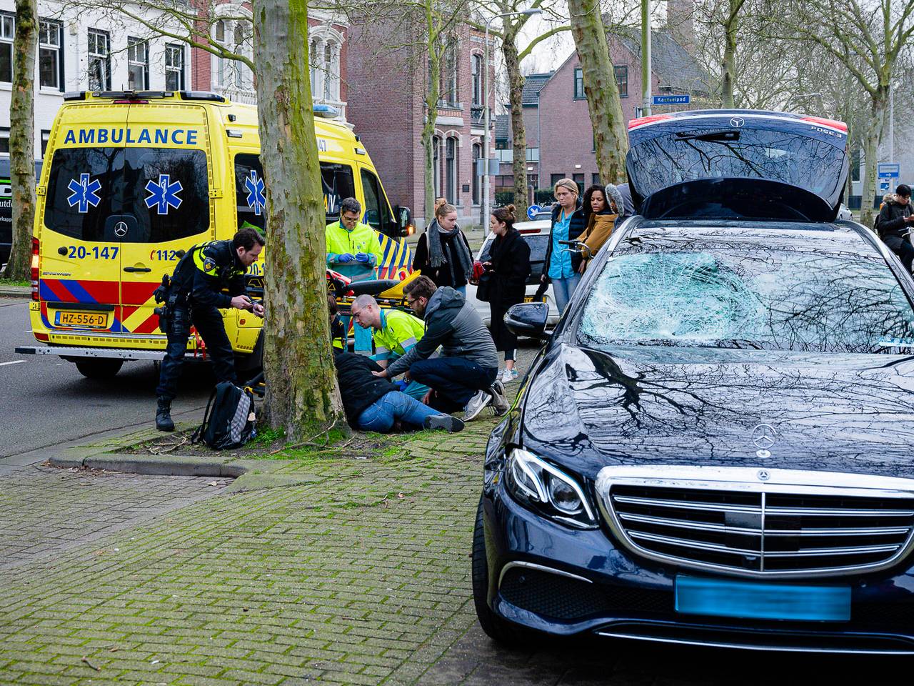 De fietsster werd geschept door een taxi. (Foto: Jack Brekelmans / Persburo BMS)
