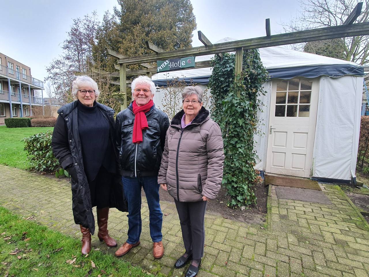 Beheerders Betsie, Guus en Annie voor Peters Hofje