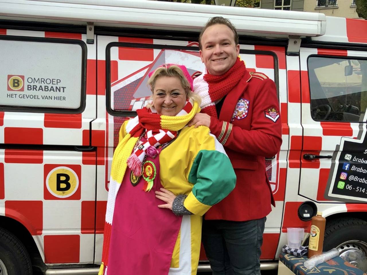 Betty en Jordy geven tickets weg voor 3 Uurkes Vurraf (foto: Omroep Brabant)