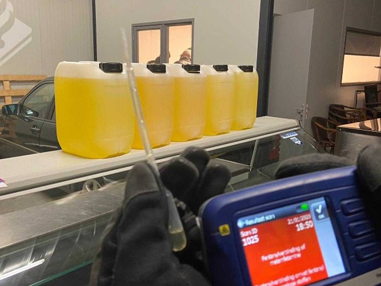 Politie vindt amfetamine-olie, waarde: 60.000 euro (Foto: Politie Midden en West-Brabant)