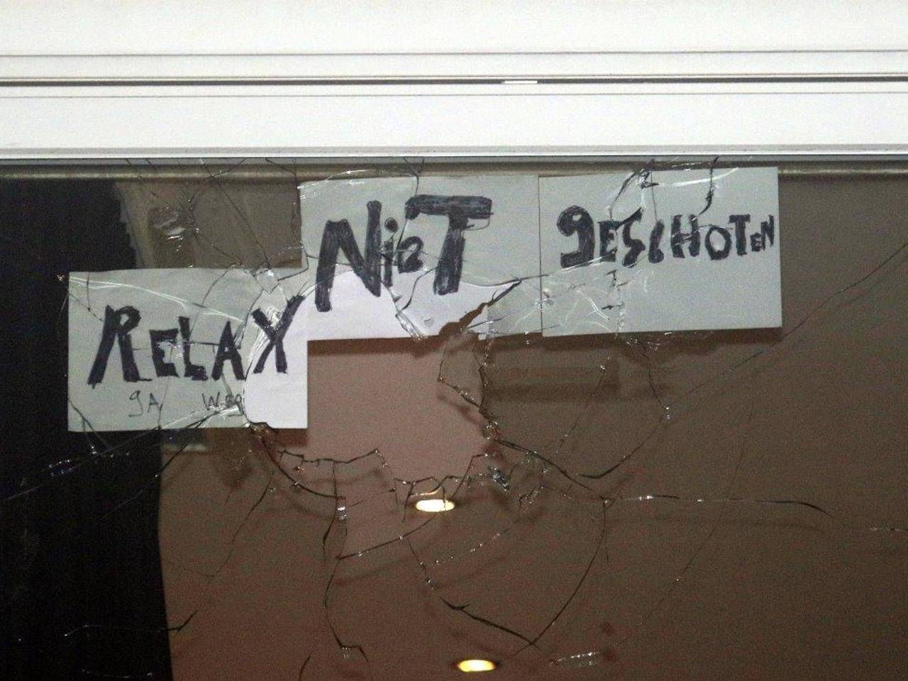 Joey D. plaatste een boodschap voor zijn raam, kort voor de inval (Foto: Bram Meesters)