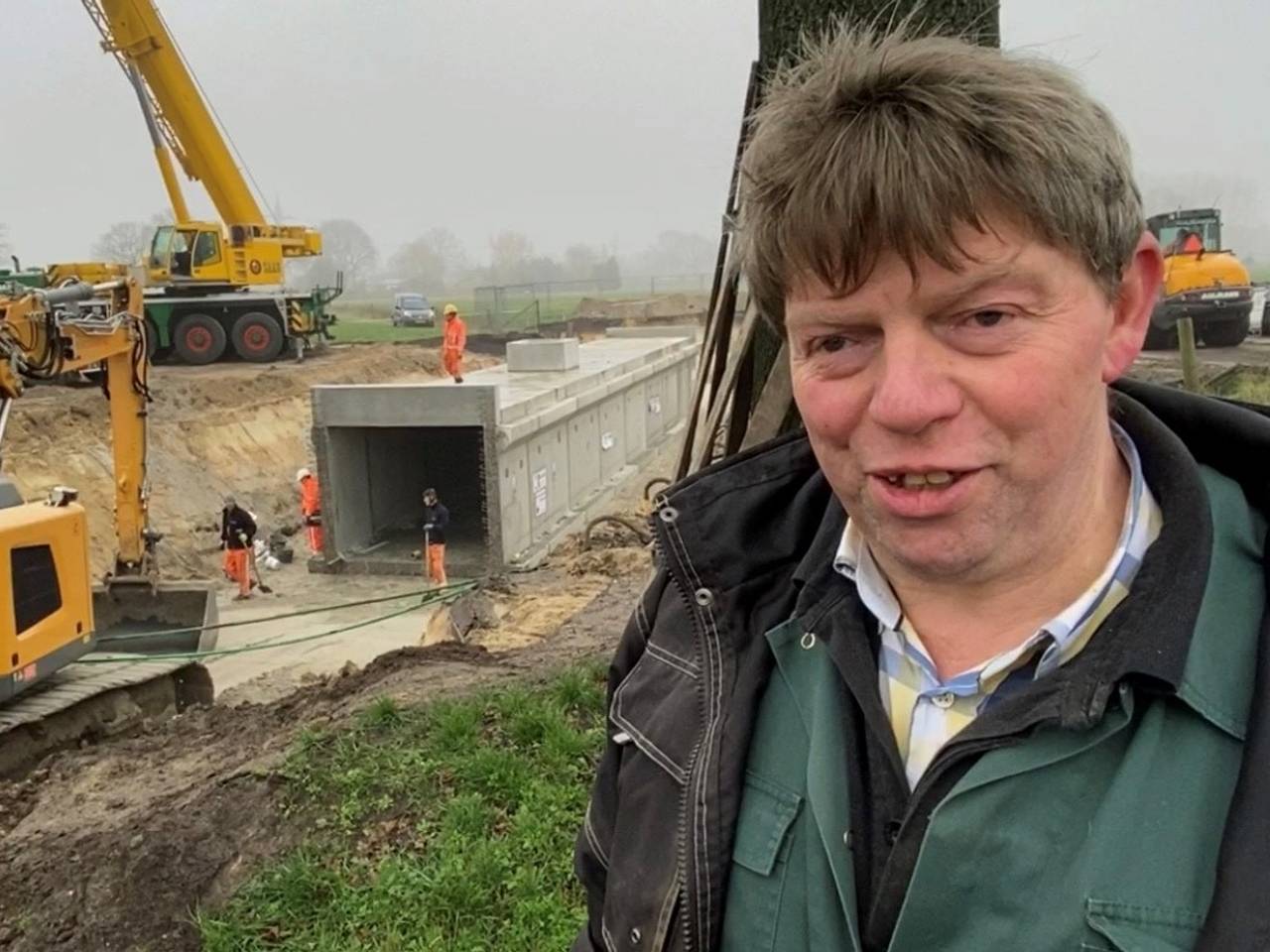 Boer Adrie is blij met zijn koeientunnel (foto: Jan Peels)