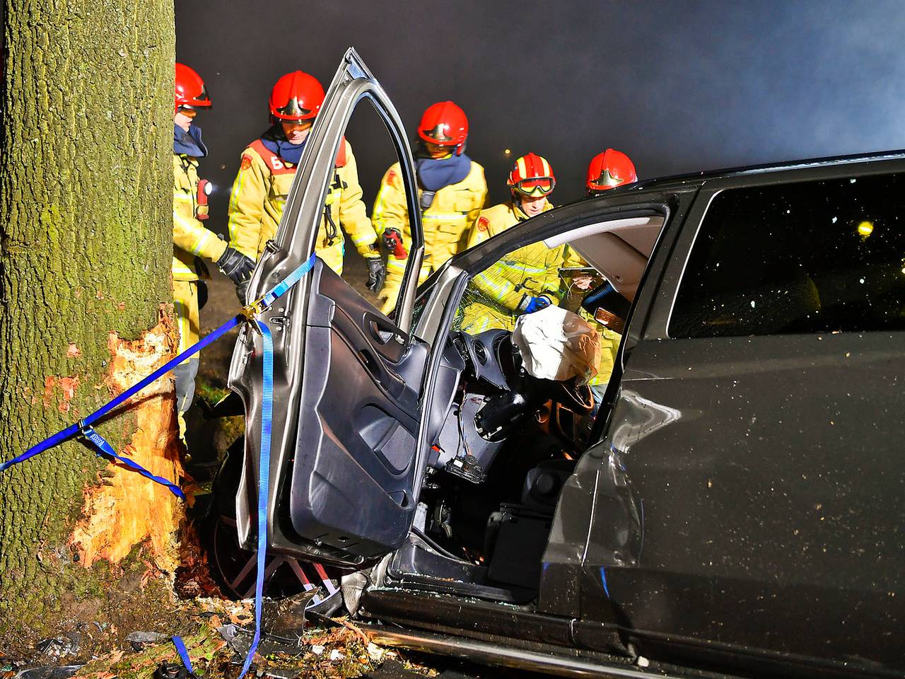 De auto raakte een boom langs de weg in Bergeijk. (Foto: Rico Vogels)