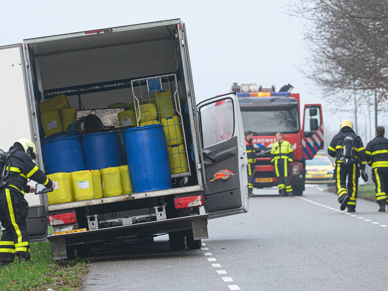 Aan de Chaamseweg in Ulvenhout troffen wegwerkers een witte bestelbus aan met drugsafval. foto: Tom van der Put / SQ Vision Mediaprodukties