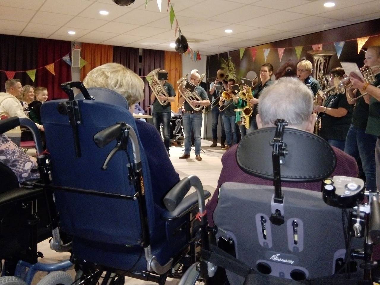 Ollandse blaaskapel treedt op in verzorgingshuis Liduina in Boxtel