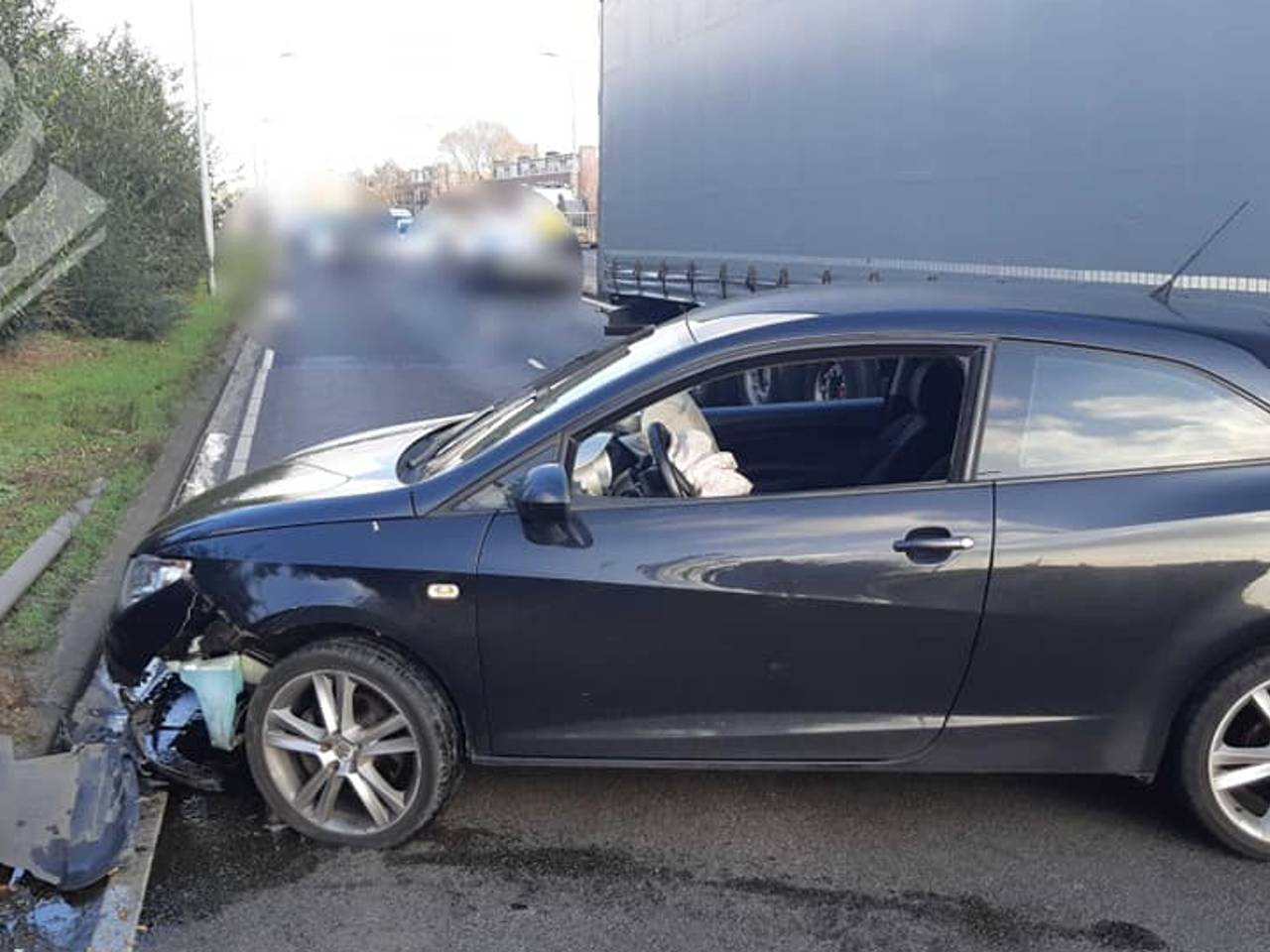 De man reed met zijn auto tegen de vangrail. (Foto: Politie Team Verkeer Oost-Brabant)