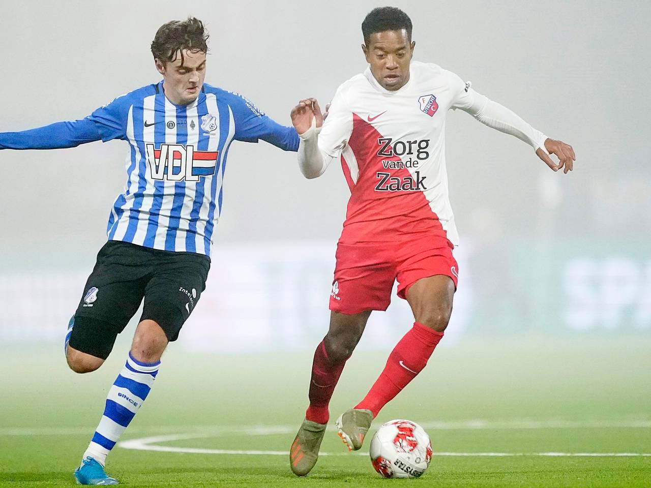 Kaj de Rooij (links) in duel met Urby Emanuelson (Bron: Hollandse Hoogte)