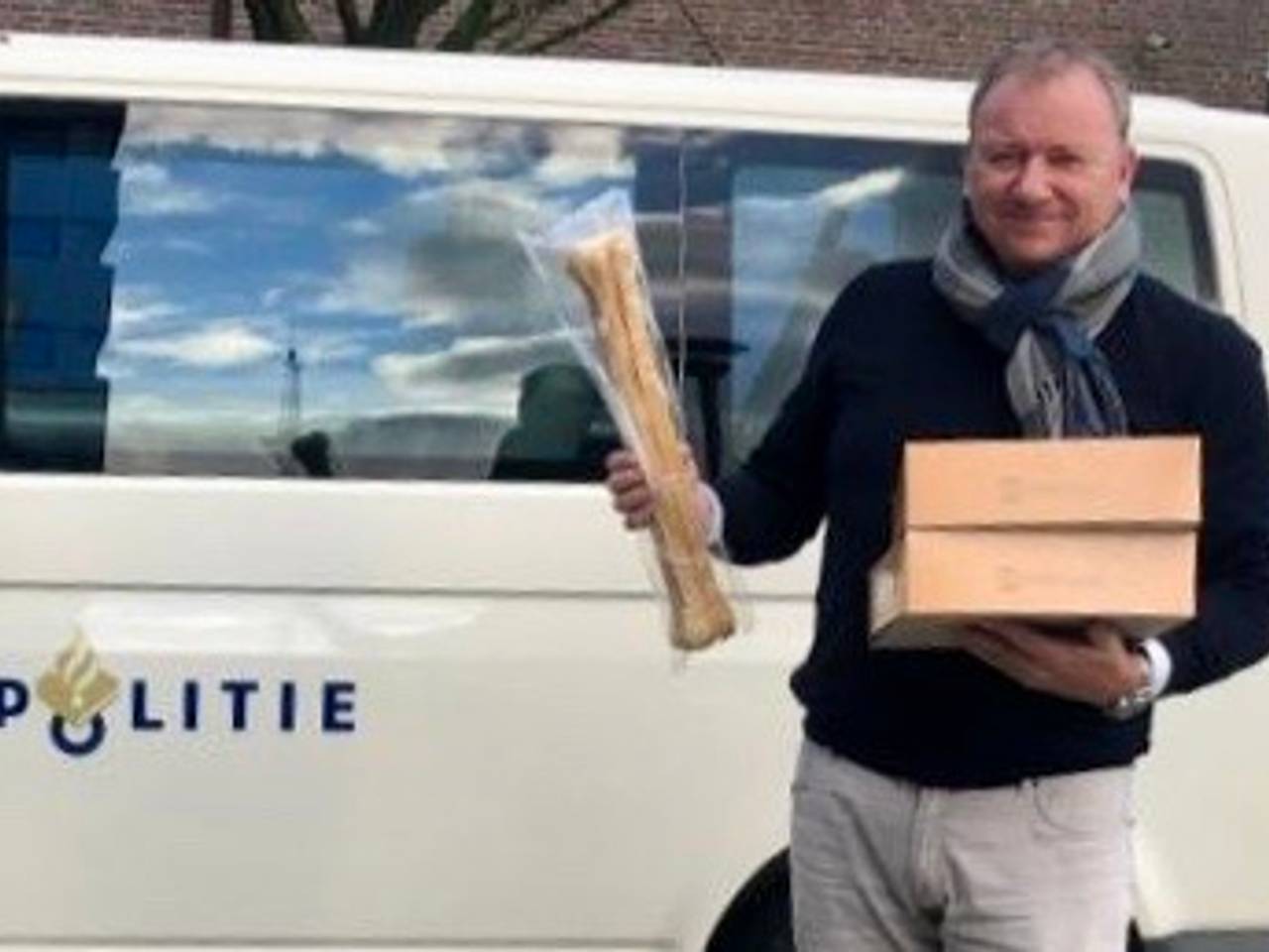 Ondernemer Dennis Nouwens met worstenbrood en een grote kluif bij de politie.