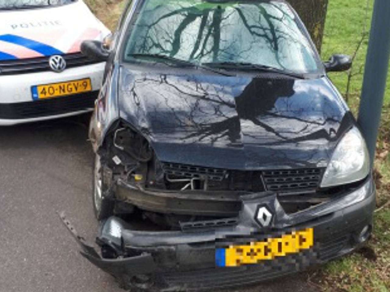 De vluchtauto liep forse schade op. (Foto: Politie Basisteam Peelland/Twitter)