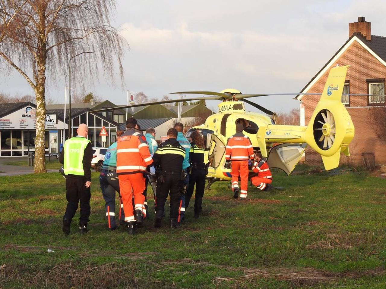 De man is met een traumahelikopter naar het ziekenhuis gebracht. (Foto: Jozef Bijnen/SQ Vision)