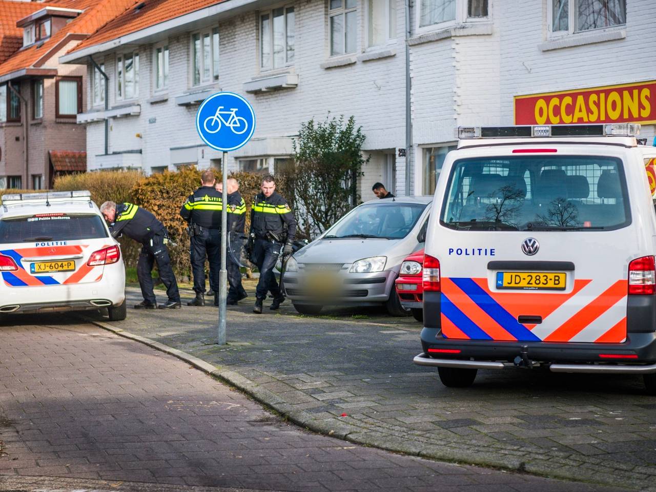 De politie viel een woning binnen op zoek naar de verdachte. (Foto: Sem van Rijssel/SQ Vision)