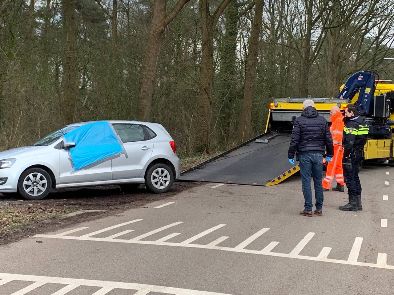 De verdachte werd klemgereden door het arrestatieteam. (Foto: Bart Meesters)