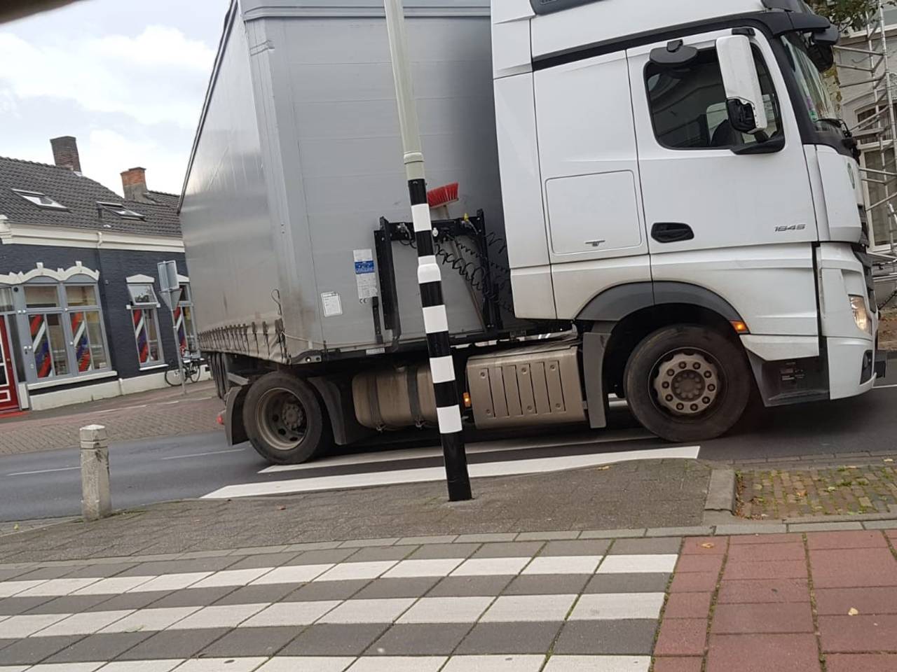 Vrachtwagens zorgen voor gevaarlijke situaties. (Foto: Eddie Simonis)