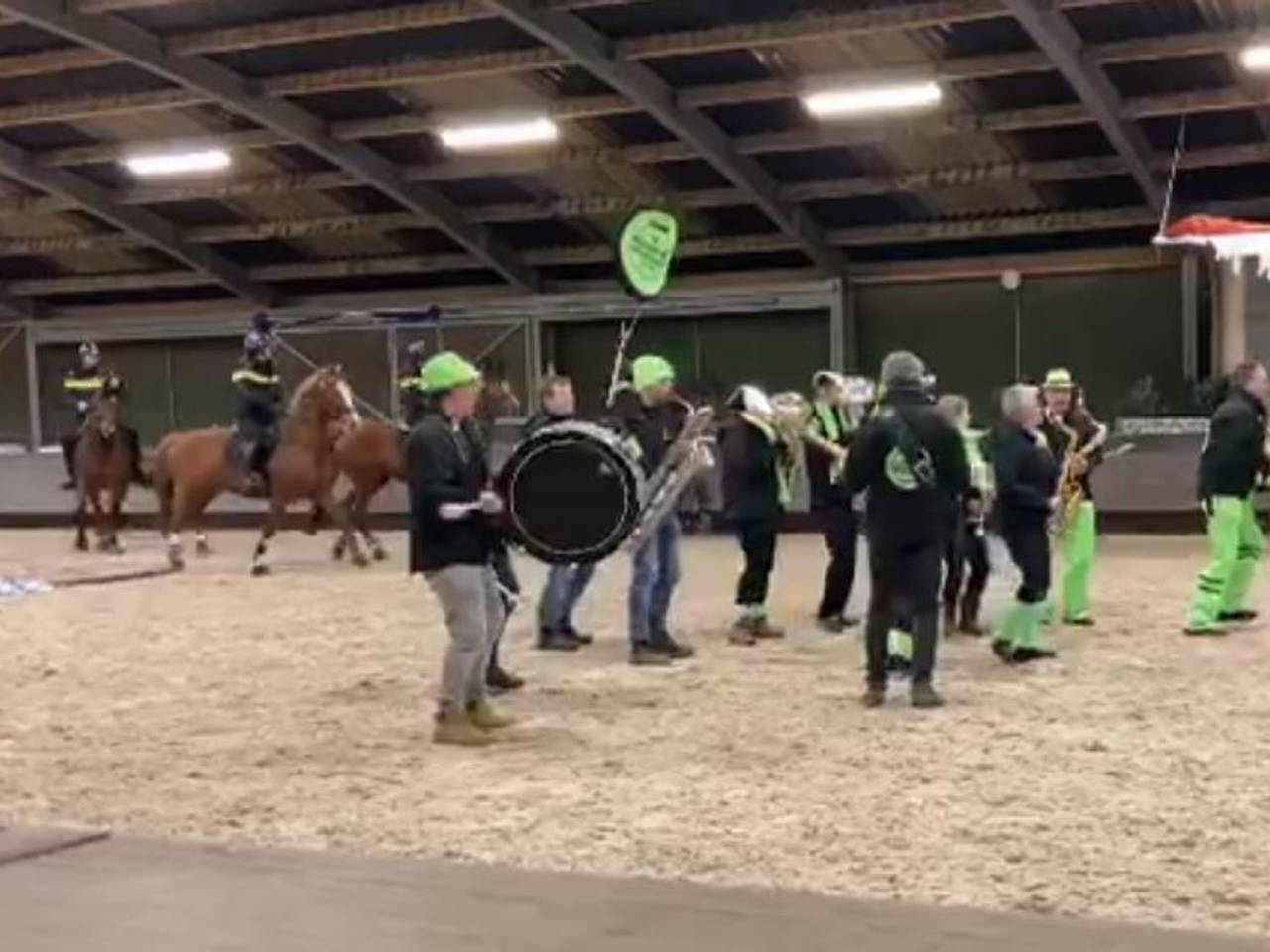 De politiepaarden oefenen onder begeleiding van De Aggemarvanhuisaf Band. (Foto: Bereden Politie)